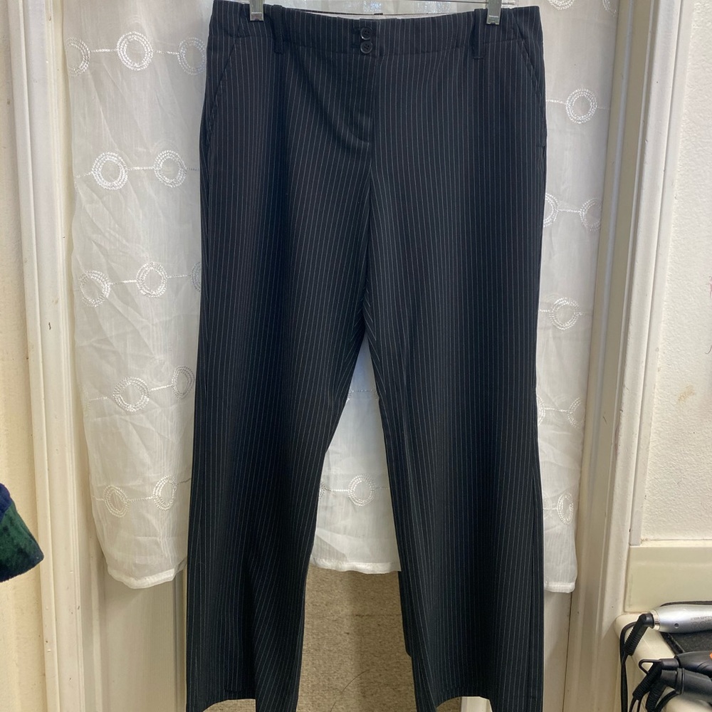❤️BUNDLE buy 3 get 15% OFF❤️
The Limited Cassidy Fit Pinstripes Black Trouser
